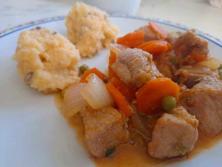 Carne Estofada De Cerdo Con Polenta De Champi Ones Encebollado